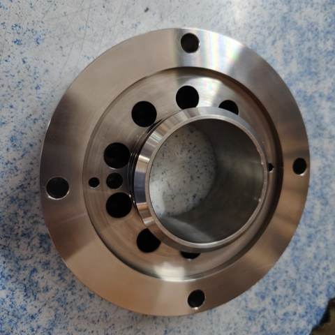 Primo piano di un componente metallico lavorato